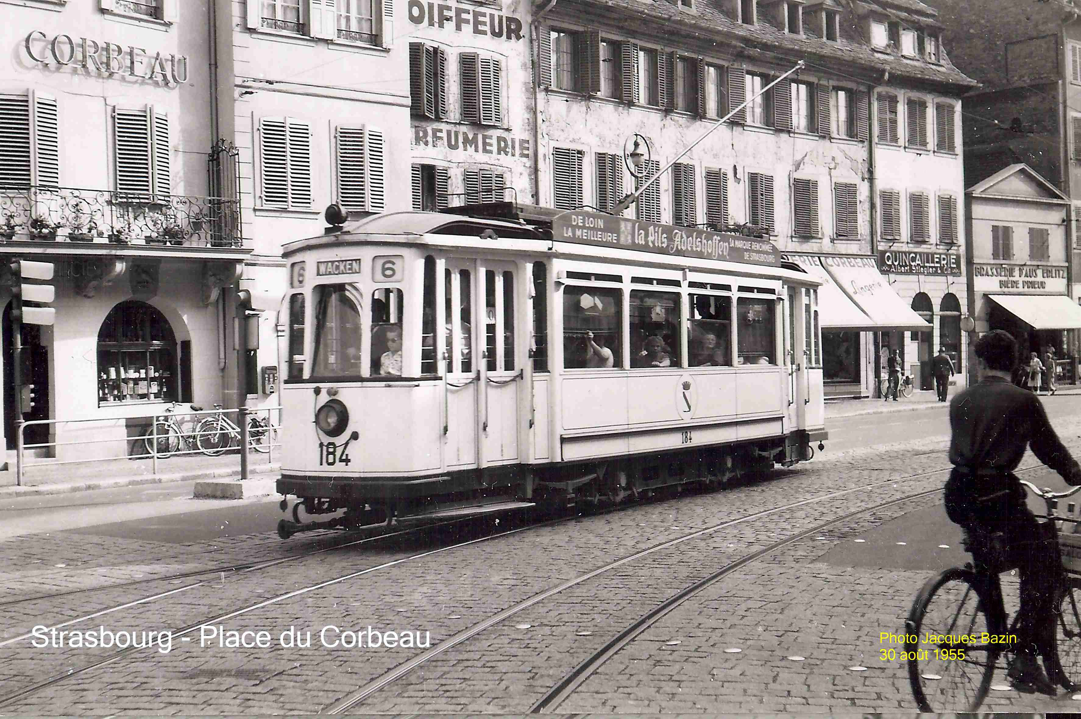 La motrice n° 184 de laligne 6, Place du Corbeau.